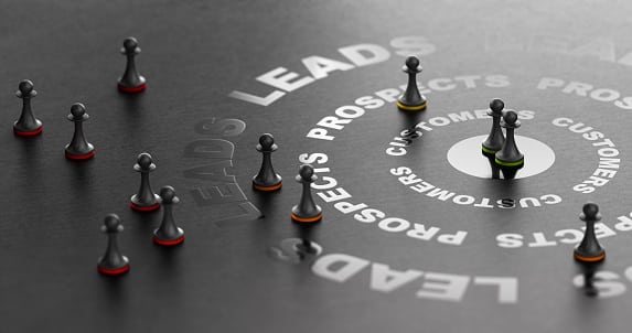 Arte de diversos peões de xadrez ao redor dos termos "leads", "perspectivas" e "clientes". Esses últimos elementos estão dispostos em círculos deles mesmos e estão em degradê.